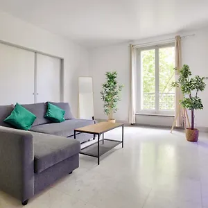 2 Bedrooms Tour Eiffel Rapp Apartment